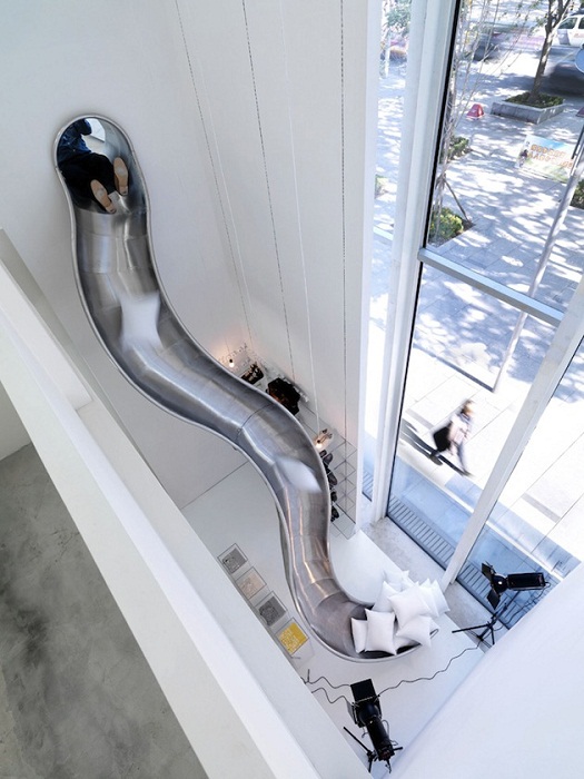 Очень креативное решение создать такой необычный спуск дома, что удивит и очарует одновременно.