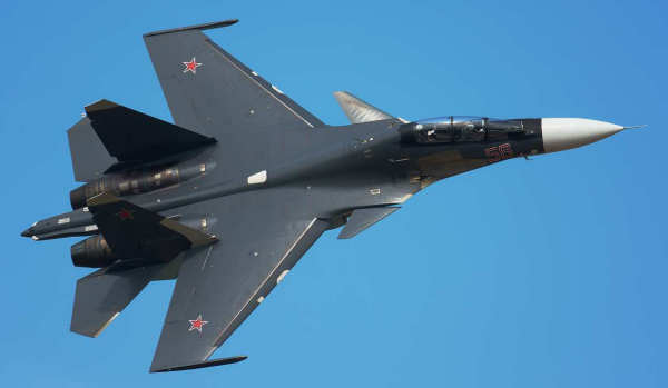 Су-30 совершил фантастический манёвр, «заглянув внутрь» транспортного Ил-76