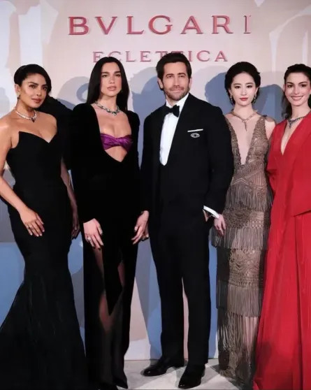 Энн Хэтэуэй, Дуа Липа, Приянка Чопра и Джейк Джилленхол на показе Bvlgari в Милане Чопра, Хэтэуэй, платье, Джилленхол, ДжилленхолПриянка, ЛипаПриянка, ХэтэуэйДуа, Джейк, звёзд, дополняли, украшения, Образы, ХэтэуэйЭнн, атласный, демонстрирующим, декольте, глубоким, ЧопраДжейк, бархатное, ХэтэуэйПриянка