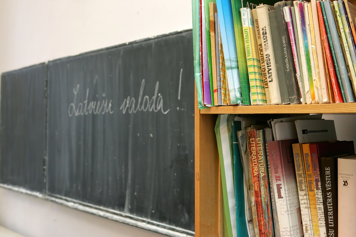 Латвийских учителей оштрафовали за недостаточное использование латышского языка