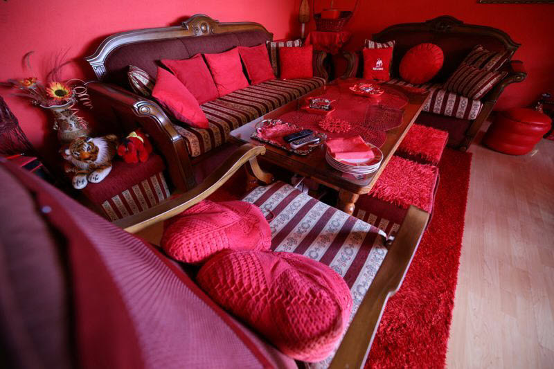 Учительница повернулась на одном цвете – вот уже 50 лет окружает себя красными вещами люди,психология,странности