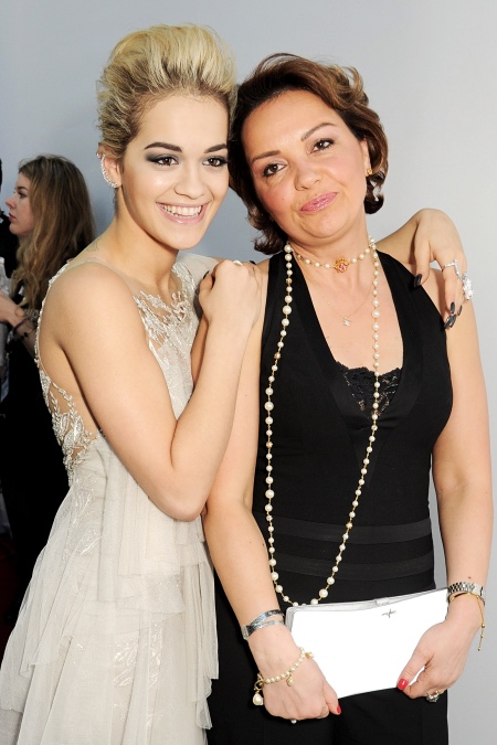 Рита Ора записалась волонтером в британскую систему здравоохранения: "Меня вдохновила на это мама" Звезды,Новости о звездах