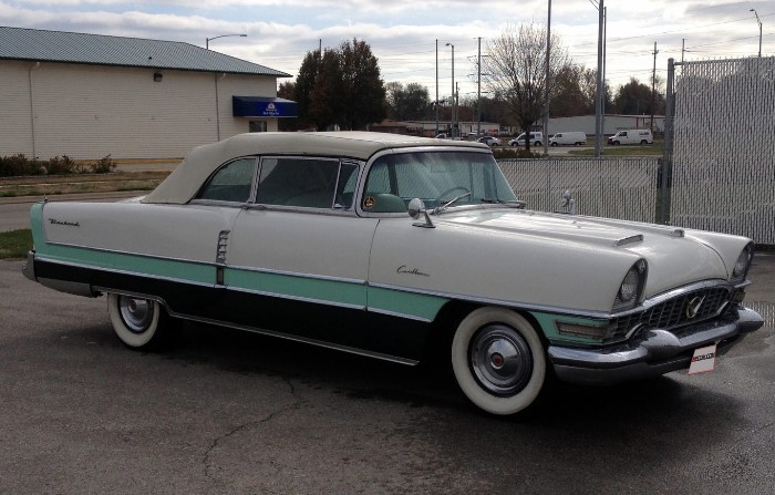 По дизайну «Чайка» напоминала американский Packard Caribbean 1955 года / Фото: cdn1.mecum.com