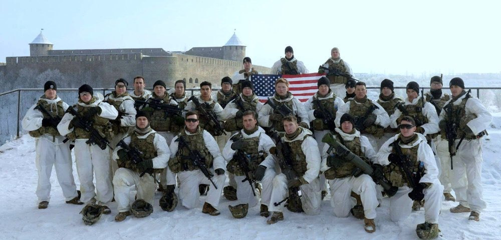 Военнослужащие взвода роты «В» из 173-й воздушно-десантной бригады армии США в Нарве позируют на фоне пограничной российской крепости Ивангород