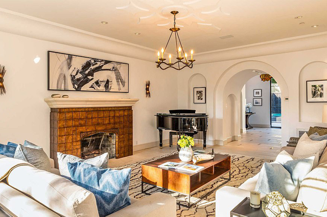 Рианна продает свой дом в Голливуде за 7,4 миллиона долларов после нахального взлома Рианна продает свой дом в Голливуде за 7,4 миллиона долларов после нахального взлома новости