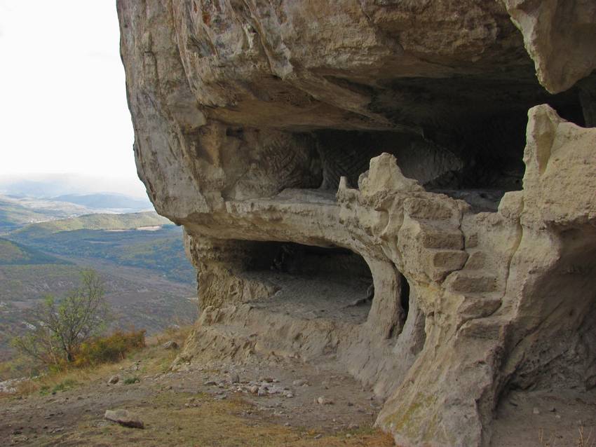 Чудо в крыму. Тас Тепе Крым. Тепе-Кермен пещерный город фото. Чудеса Крыма. Подъем на Тепе Кермен.