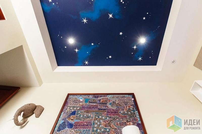 Потолок в детской – удачные вариант размещения «космической» аэрографии, дизайн: Little Crown Interiors