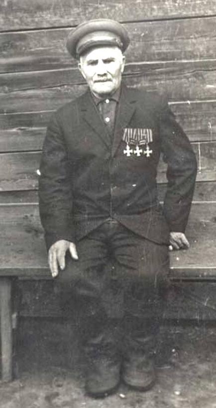 Георгиевский кавалер председатель колхоза «Остров» Преловский Илья с тремя Георгиевскими крестами