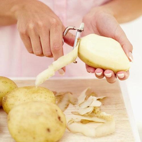 Для лечения желудка используют сок сырого картофеля