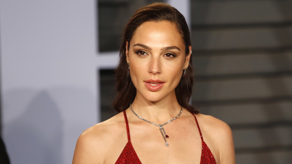 Галь Гадот появилась в первом трейлере боевика «Красное уведомление»