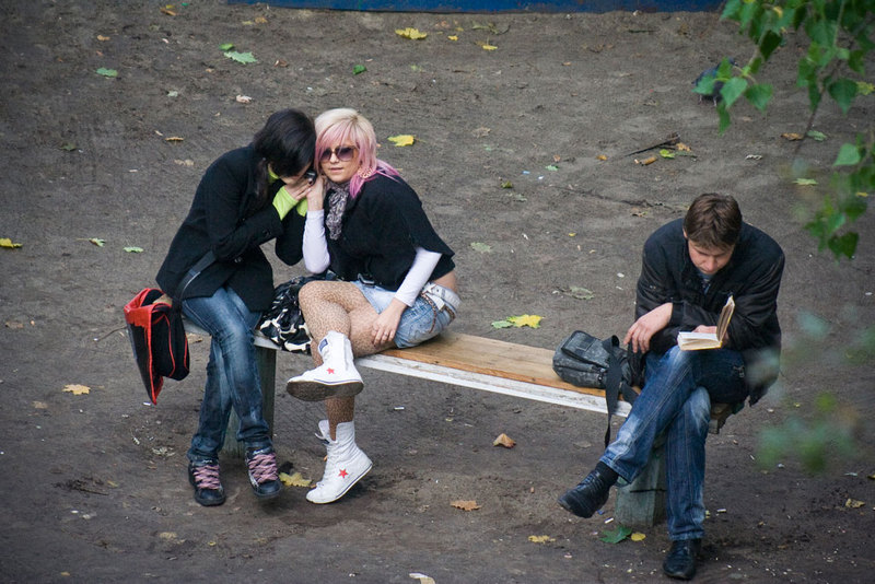 Фотограф четыре года снимал, что происходит на лавочке в украинском дворе. Некоторые кадры шокируют 