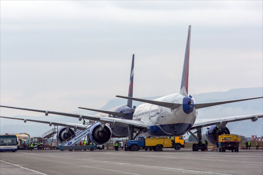 Обслуживание самолета на перроне Boeing 777, авиация, петропавловск-камчатский, елизово