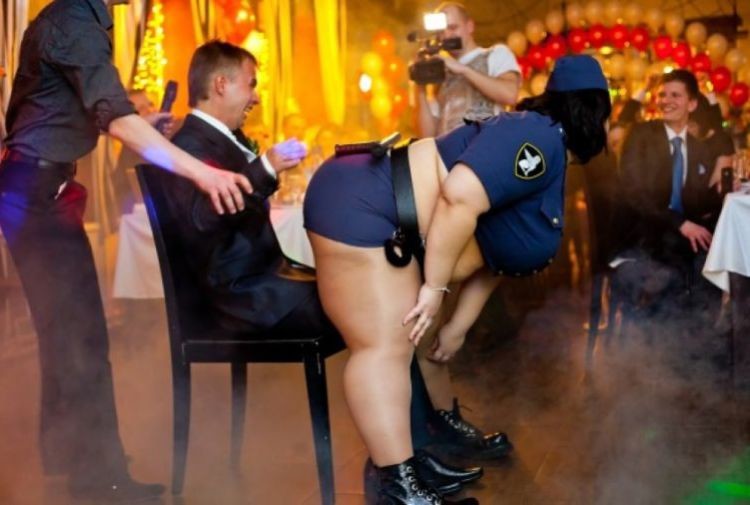 Свадьба пела и плясала, дурачилась и кривлялась поразительно, свадьба, смешно, юмор