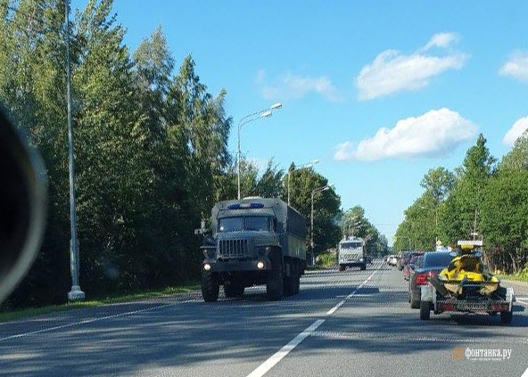 На дороге Петербург — Псков заметили колонну техники без номеров