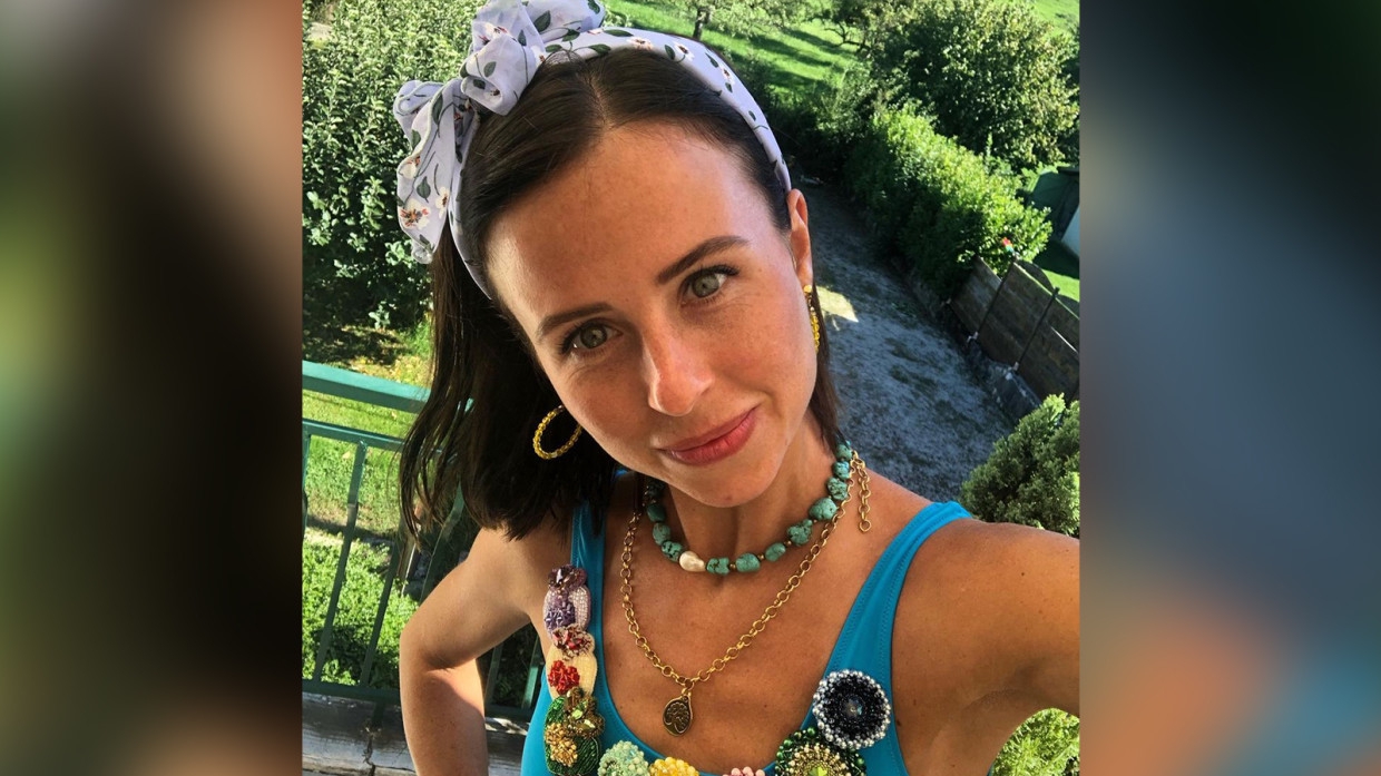 Мирослава Карпович поразила поклонников красотой на пикантном фото в пиджаке