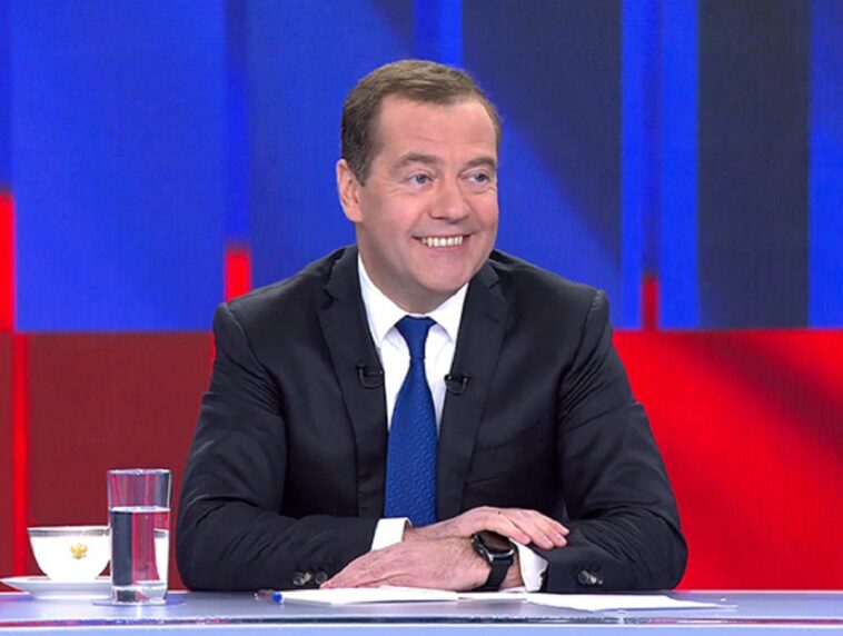 «Привет Макдоналдсу»: Медведев пригрозил иностранным компаниям, сбегающим из России (ФОТО)