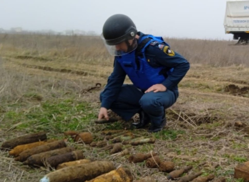 Пиротехники МЧС сегодня обезвредили десятки боеприпасов, найденных на востоке Крыма