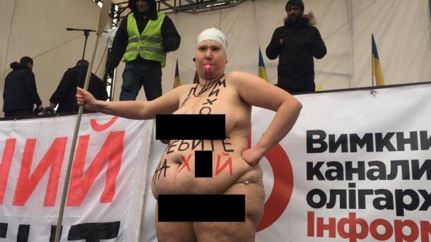 Таких жутких фото вы ещё не видали: голая активистка FEMEN избила михомайданщиков веслом 21+ | Продолжение проекта «Русская Весна»