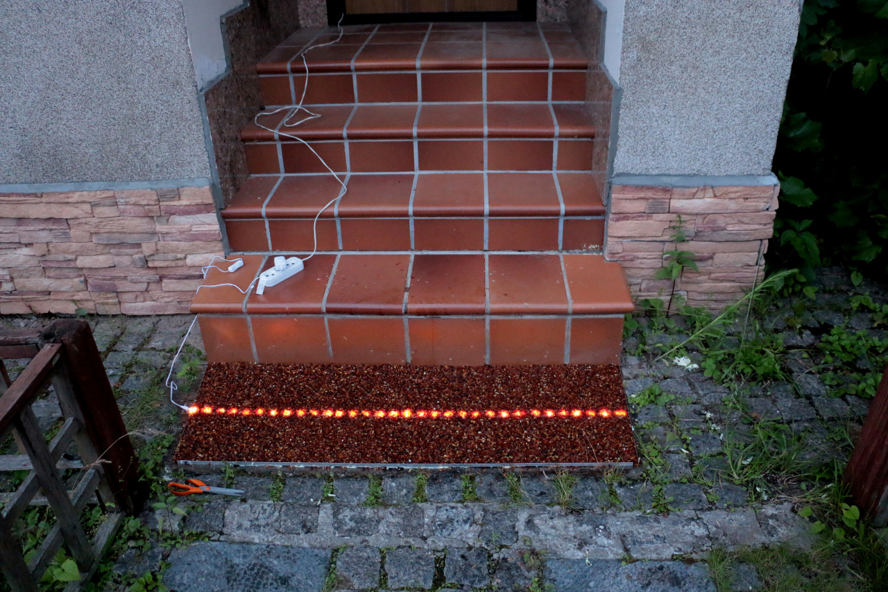  купить янтарную крошку, amberdiy, diy, янтарь для поделок, набор для поделок, своими руками, янтарная крошка, фракция 3-5мм янтарь, садовая дорожка своими руками, устраиваем садовую дорожку, ступеньки с подсветкой, купить фракцию янтаря, янтарь фракция купить, светодиоды в ландшафтном дизайне, сведотиодная дорожка в саду, подсветка ступенек, янтарь, янтарные ступени, янтарная ступенька, ступеньки из янтаря, 