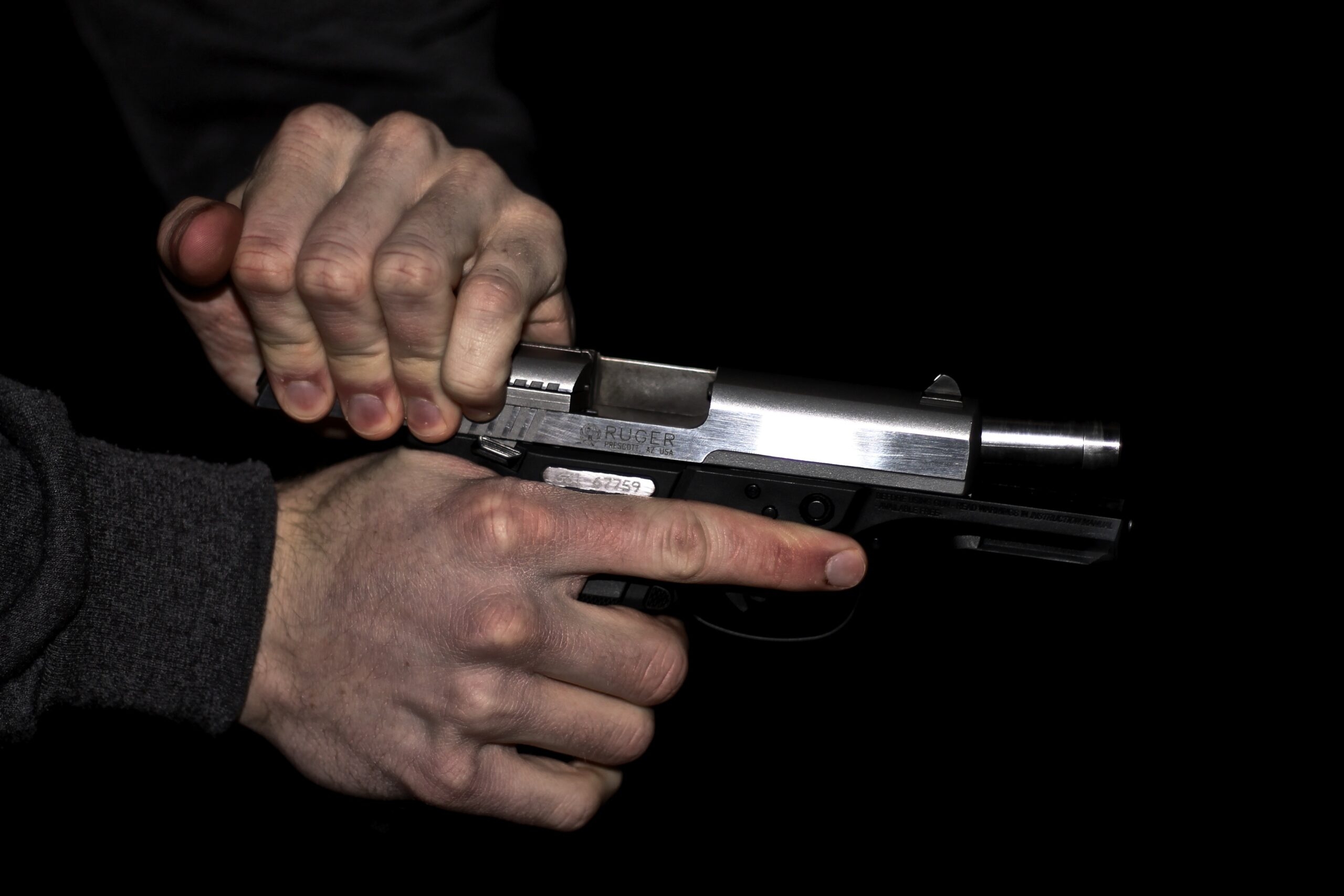 Сотрудник полиции застрелил вооруженного мужчину на Английском проспекте