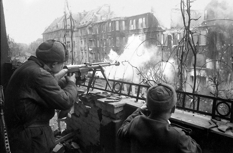 28 Уличный бой. Германия, 1945.jpg