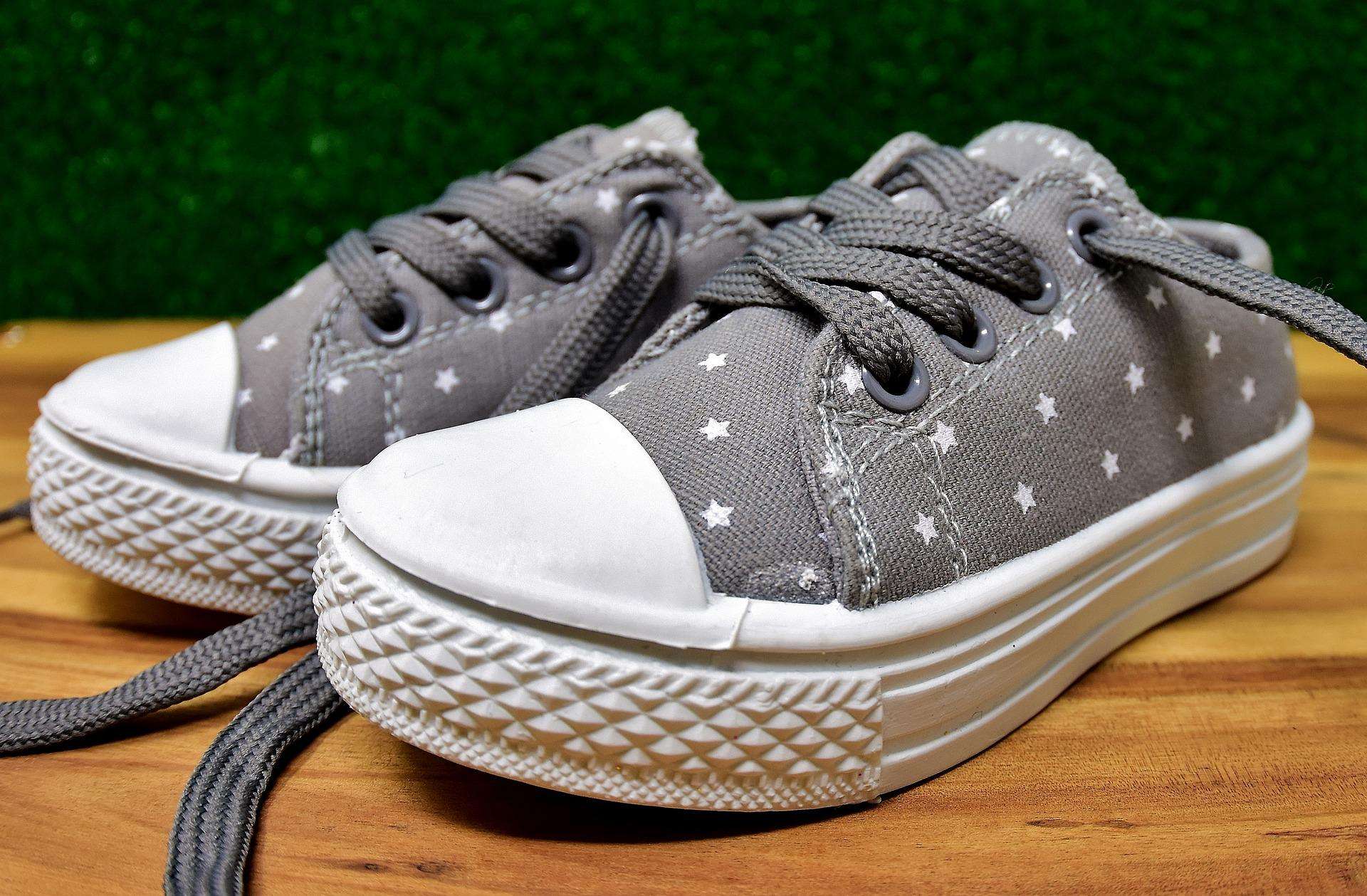 Британка разработала детские кроссовки, которые «растут» вместе с ребенком