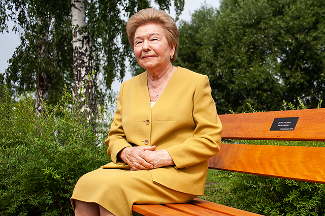 "Для тех, кто любит. Как мы с Борисом": Наина Ельцина открыла скамейку в память о своем супруге