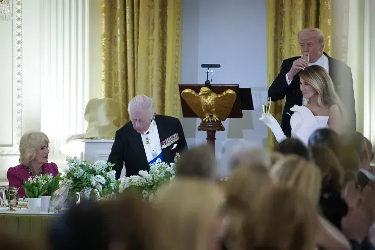 Дональд и Мелания Трамп провели ужин в Белом доме с Карлом III и королевой Камиллой Мелания, Камилла, Images, Дональд, одета, Белого, первой, матери, королевы, костюм, ТрампКоролева, платье, Камиллой, цвета, Трамп, Manolo, похожий, туфли, BlahnickКоролева, белые