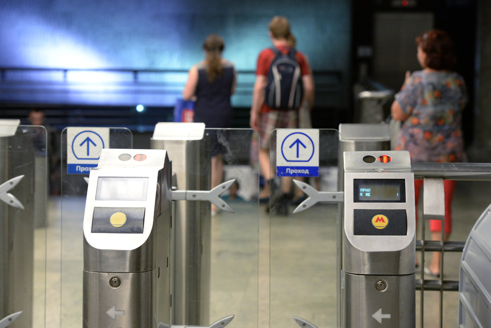 Турникеты метро будут считывать большинство банковских карт за одну секунду