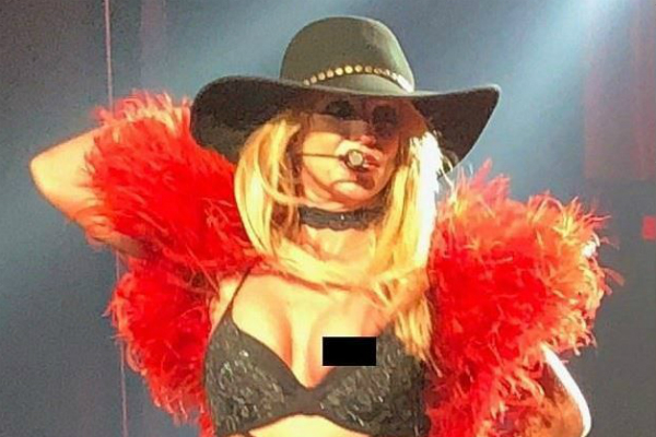 Бритни Спирс показала обнаженное тело во время концерта Культура