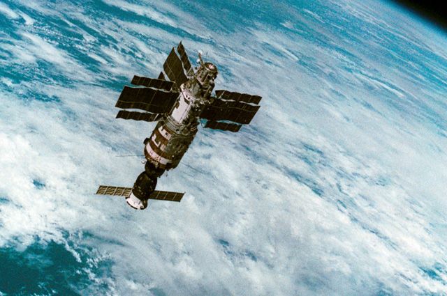 Станция «Салют-7» с космическим кораблем «Союз Т-14» во время полета. Снимок сделан с корабля «Союз Т-13».