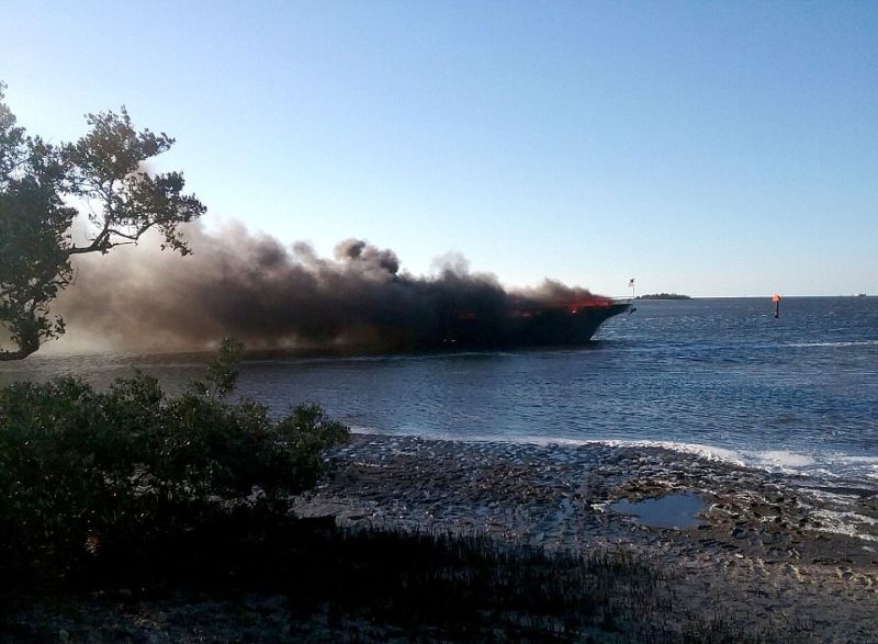 Во Флориде дотла сгорело казино на воде