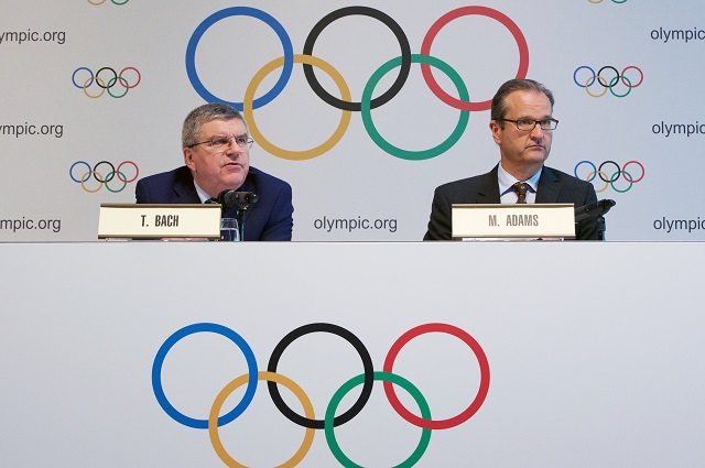Президент Международного олимпийского комитета Томас Бах (слева) и директор по коммуникациям МОК Марк Адамс