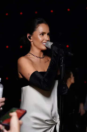 Zivert на сцене, обращение от Юлии и Анны Пересильд и 