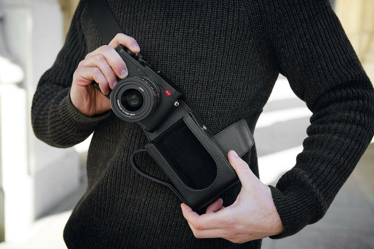 Может использоваться вместе с дополнительным хватом Leica Q2 Handgrip.