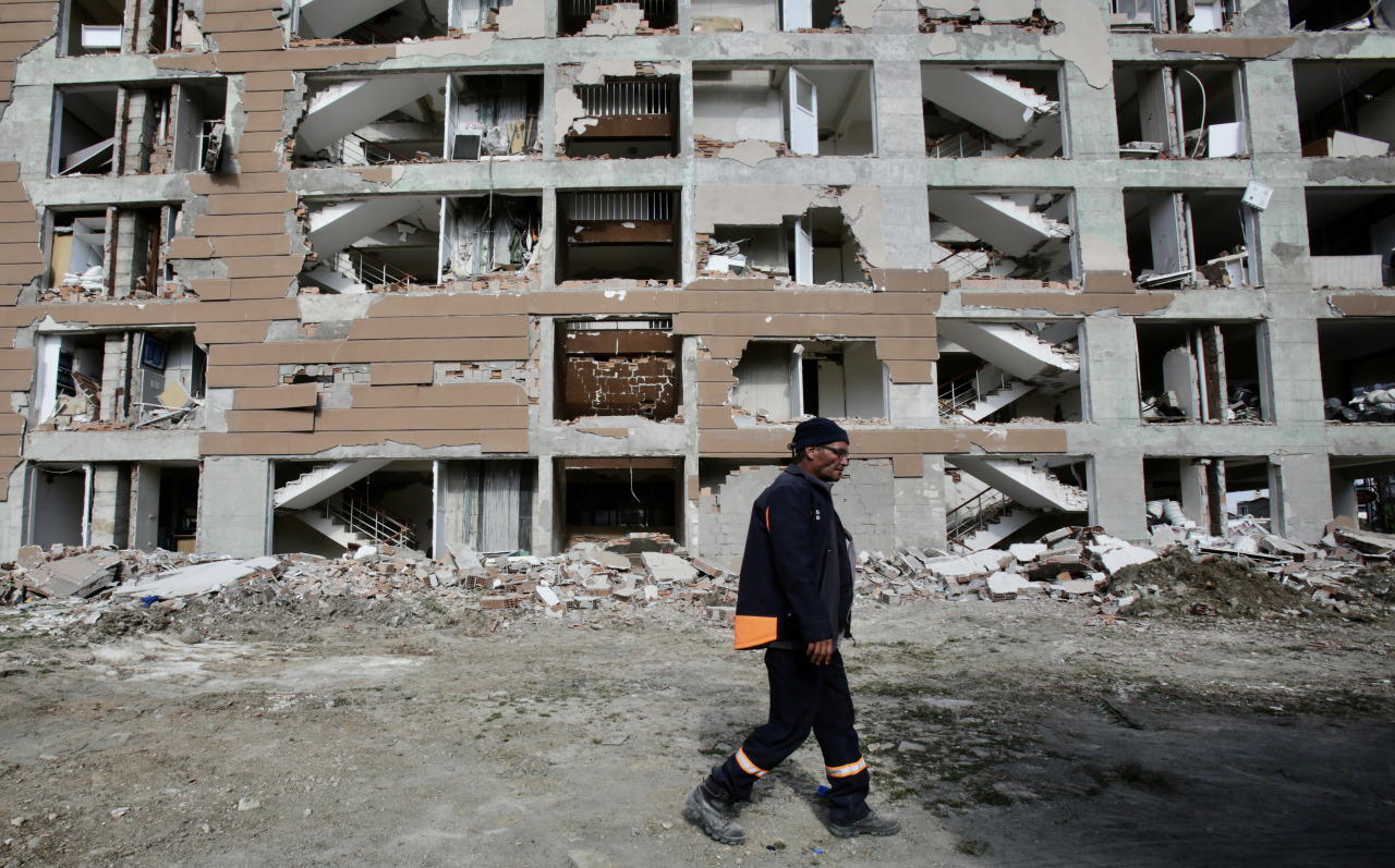 Землетрясение в анталии. Землетрясение в Турции 2023. Разрушенные дома. Землетрясение фото.