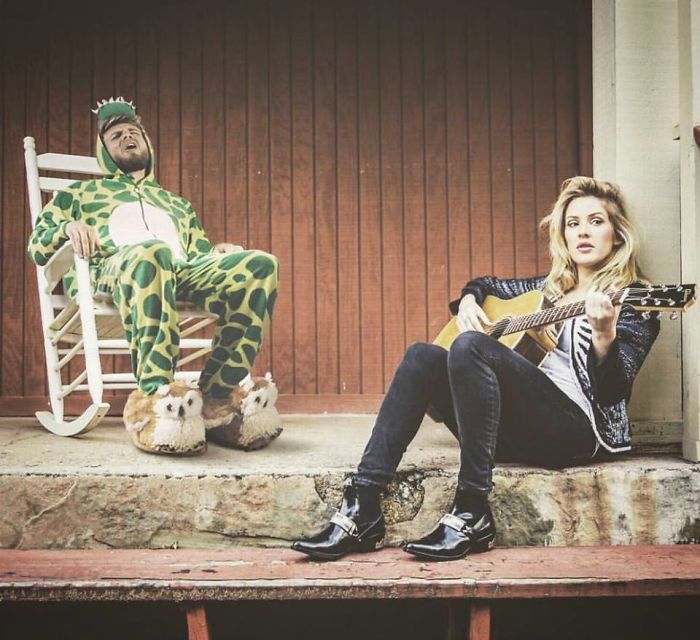 парень добавляет себя на фото звезд 