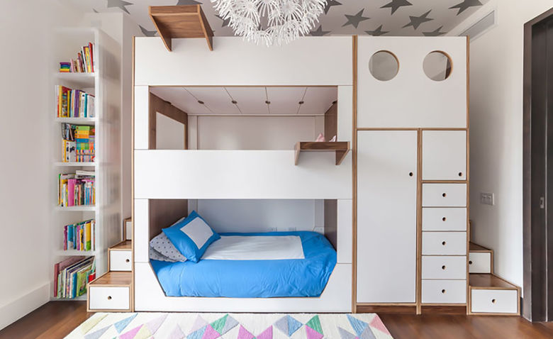 Три в одном: двухъярусная кровать с хранением и лестницами двухъярусная кровать,интерьер и дизайн,кровать,лестница,мебель,хранение вещей