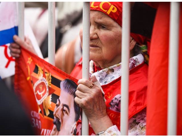 На колени не встанем На колени не встанем россия