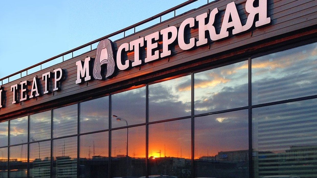 «Главное, чтобы там не возникло иной торговли»: в театрах России появятся президенты и книжные магазины