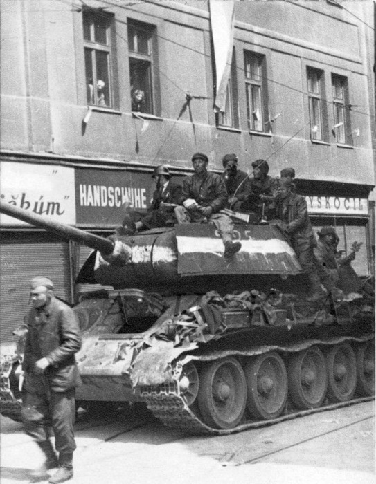 Почему советские солдаты ездили на танках и БТР сидя на броне познавательно