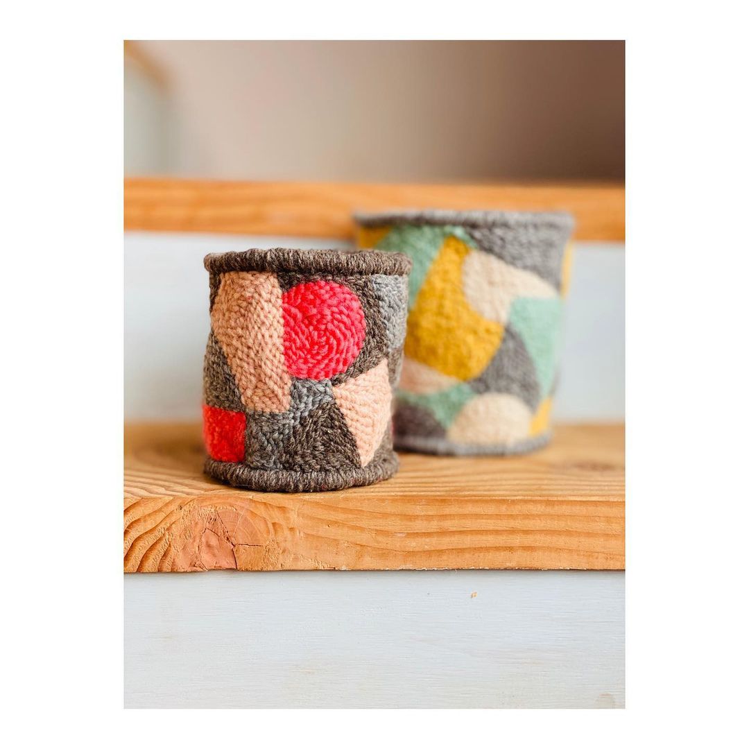 «Ковровый уют» по-новому: цветочные горшки и корзины в технике ковровая вышивка декор,для дома и дачи,рукоделие