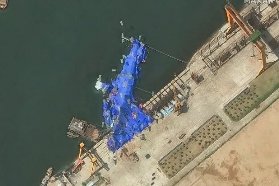 В Северной Корее подняли эсминец, опрокинувшийся при спуске на воду