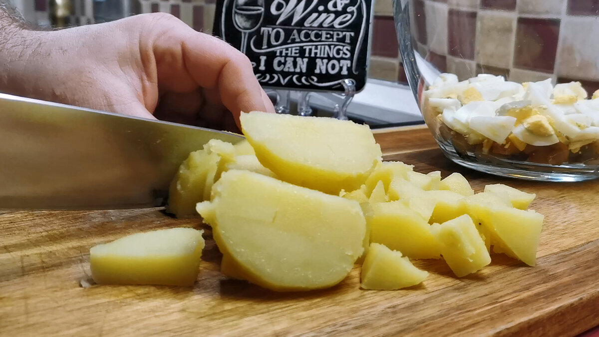 В этом салате абсолютно все просто - продукты самые обычные и готовить элементарно. Почистили рыбку, отварили заранее пару ингредиентов, нарезали и все готово.-4