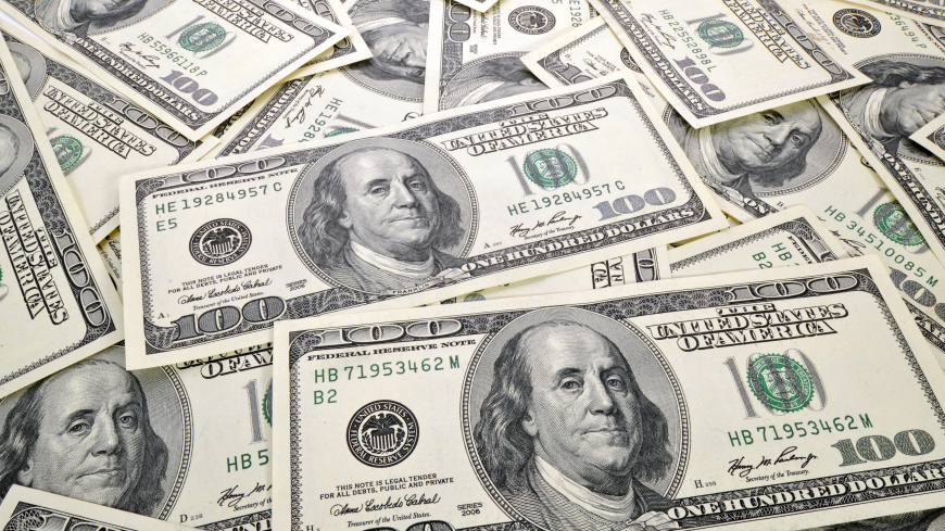 Аналитик назвал причины обесценивания доллара