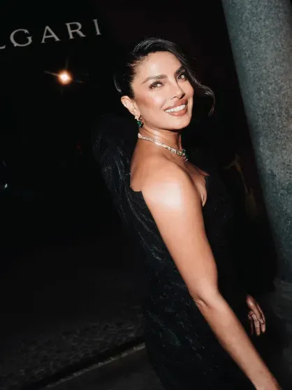 Энн Хэтэуэй, Дуа Липа, Приянка Чопра и Джейк Джилленхол на показе Bvlgari в Милане Чопра, Хэтэуэй, платье, Джилленхол, ДжилленхолПриянка, ЛипаПриянка, ХэтэуэйДуа, Джейк, звёзд, дополняли, украшения, Образы, ХэтэуэйЭнн, атласный, демонстрирующим, декольте, глубоким, ЧопраДжейк, бархатное, ХэтэуэйПриянка