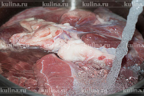 Мясо промыть, сложить в кастрюлю, залить водой, довести до кипения.
