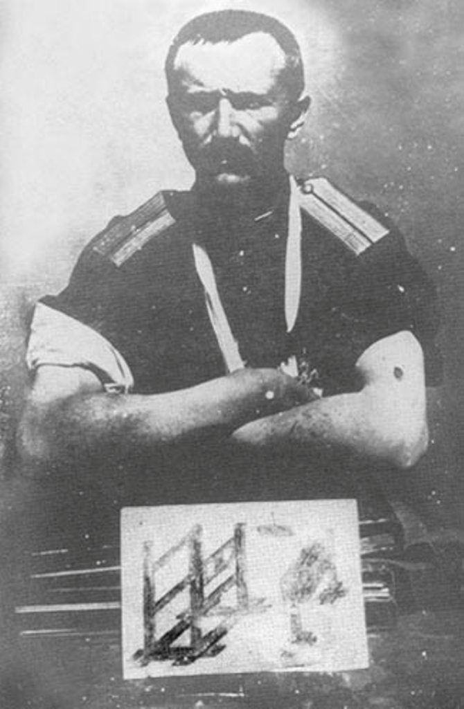 Капитан Федоров со следами пыток на руках. На левой руке след от пулевого ранения, полученного во время пыток. В последнюю минуту сумел бежать из-под расстрела. Внизу фотографии орудия пыток, изображенные Федоровым. 