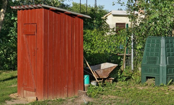 5 проверенных способов, как избавиться от запаха в дачном туалете