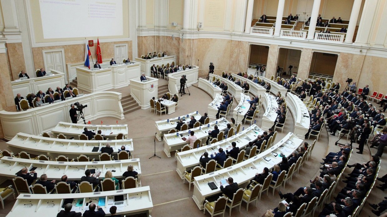 В петербургский парламент запретили заходить без галстука